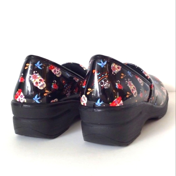 Easy Street Laurie Slip Resistant Clogs Shoes Skull Pattern - Picture 5 of 9